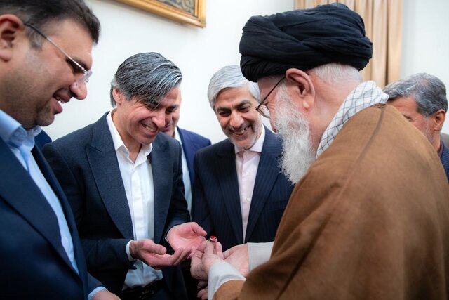 (عکس) اهدای انگشتر رهبر انقلاب به وحید شمسایی