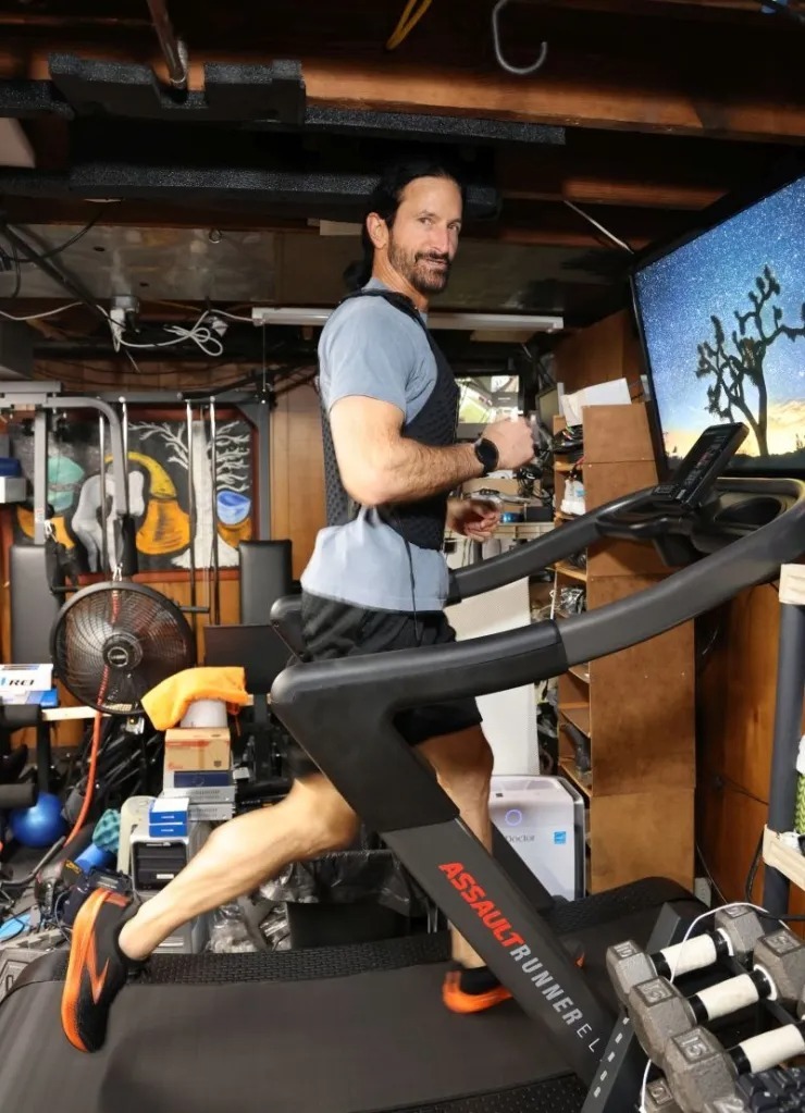 (تصاویر) این مرد ۶۱ ساله، به نظر ۳۰ ساله میآید! راز چیست؟ (تصاویر) این مرد ۶۱ ساله، به نظر ۳۰ ساله میآید! راز چیست؟