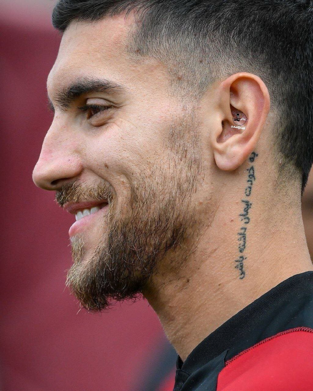 تتوی فارسی روی گردن لورنتزو پلگرینی تتوی فارسی روی گردن لورنتزو پلگرینی