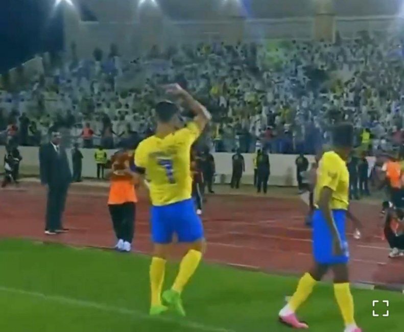 جنجال رونالدو: مشت و تخلیه خشم بر سر داور!