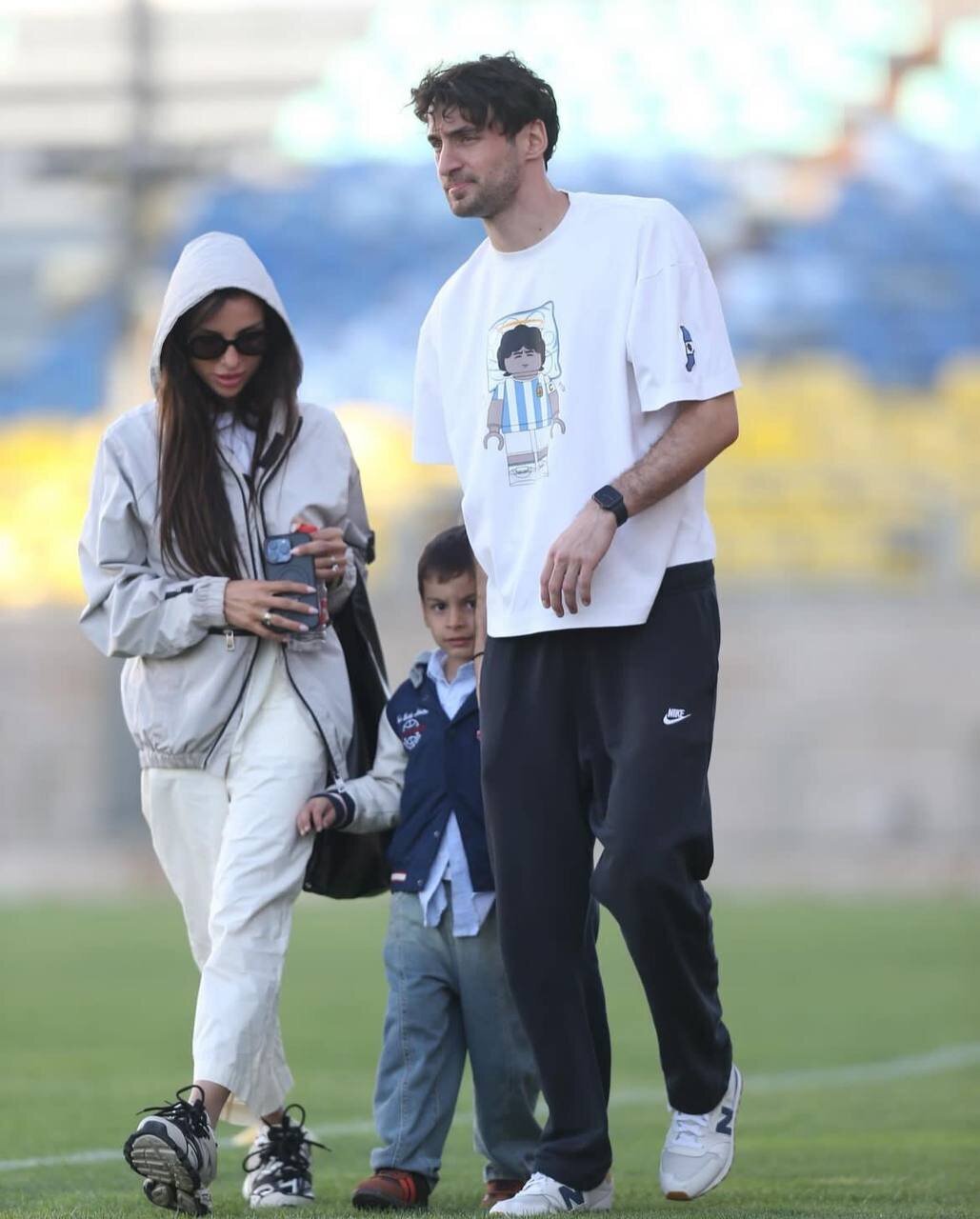 عکس | همسر و فررزند ستاره پرسپولیس در تمرین سرخ‌ها