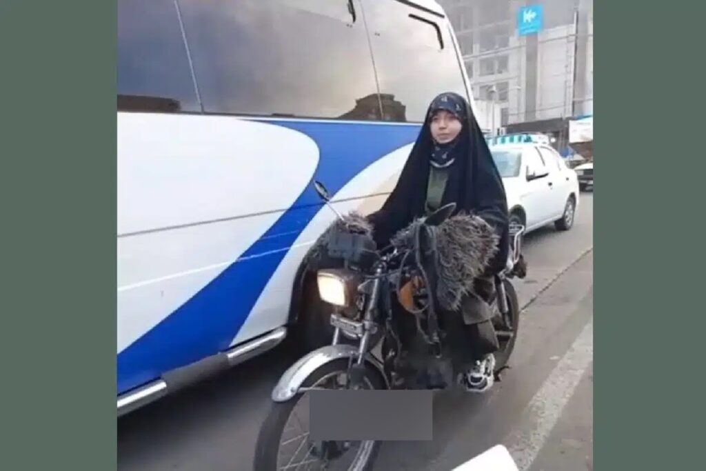 تصاویر | عکسهایی از تکچرخ زدن یک خانم چادری با موتور در خیابان تصاویر | عکسهایی از تکچرخ زدن یک خانم چادری با موتور در خیابان