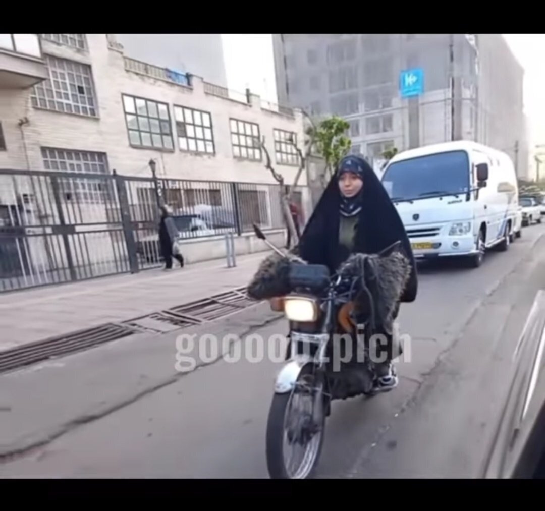 تصاویر | عکسهایی از تکچرخ زدن یک خانم چادری با موتور در خیابان تصاویر | عکسهایی از تکچرخ زدن یک خانم چادری با موتور در خیابان