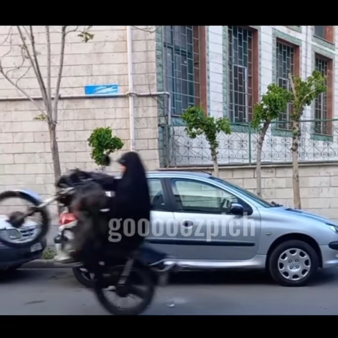 تصاویر | عکسهایی از تکچرخ زدن یک خانم چادری با موتور در خیابان تصاویر | عکسهایی از تکچرخ زدن یک خانم چادری با موتور در خیابان