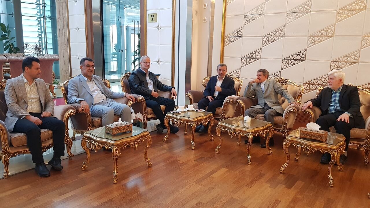 تصاویری از محمود احمدی نژاد در حال بازگشت به ایران +عکس