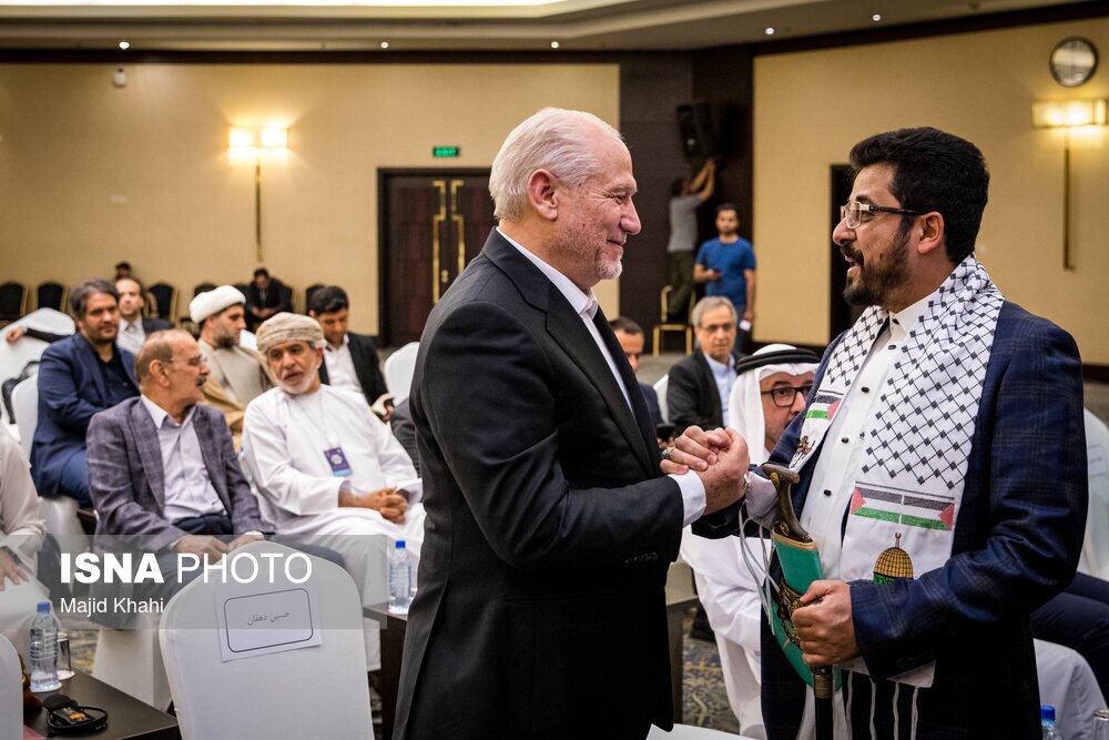 عکسی از مشاور عالی رهبر انقلاب در آغوش سفیر عربستان