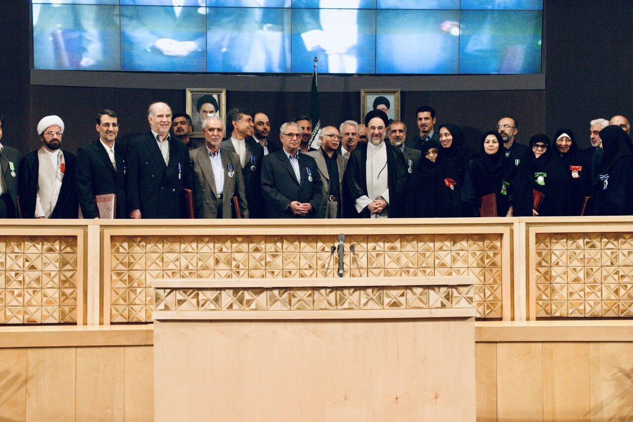 تصاویر | خاتمی نشان درجه سوم لیاقت و شجاعت را بر سینه علی دایی زد