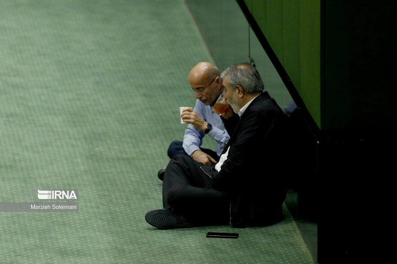 تصاویر عجیب یک نماینده در صحن مجلس تصاویر عجیب یک نماینده در صحن مجلس