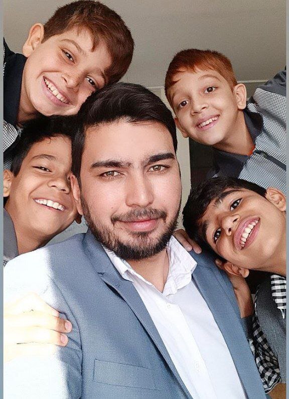 گفتوگو با معلمی که ویدئویاش در سیل مشهد وایرال شد گفتوگو با معلمی که ویدئویاش در سیل مشهد وایرال شد