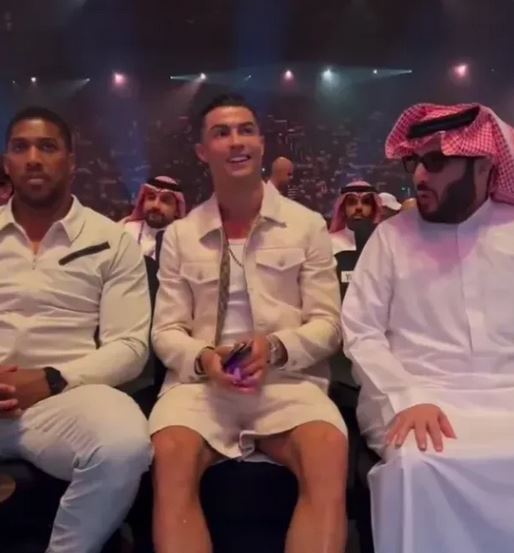 ویدئو| ساعت ۱.۵ میلیون دلار کریستیانو رونالدو و هو شدن توسط تماشاگران «مبارزه قرن»