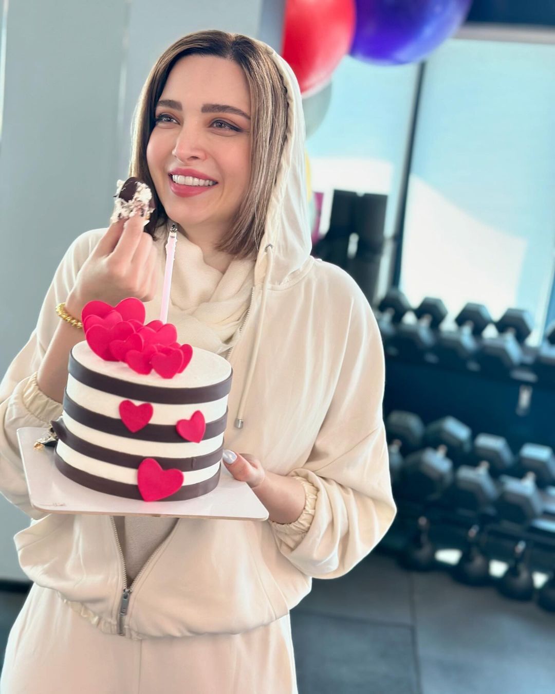 بهنوش طباطبایی وسط باشگاه غافلگیر شد! بهنوش طباطبایی وسط باشگاه غافلگیر شد!