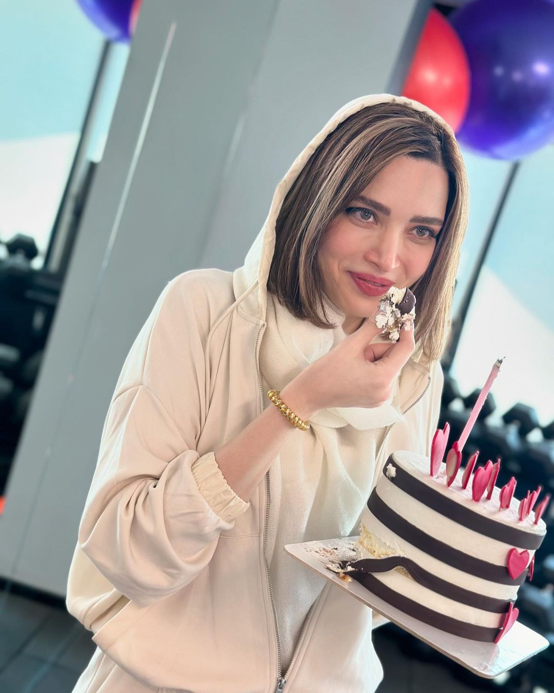 بهنوش طباطبایی وسط باشگاه غافلگیر شد! بهنوش طباطبایی وسط باشگاه غافلگیر شد!