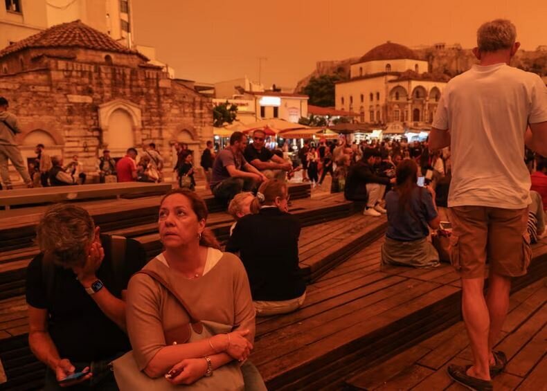 (عکس) طوفان نارنجی آتن را بلعید