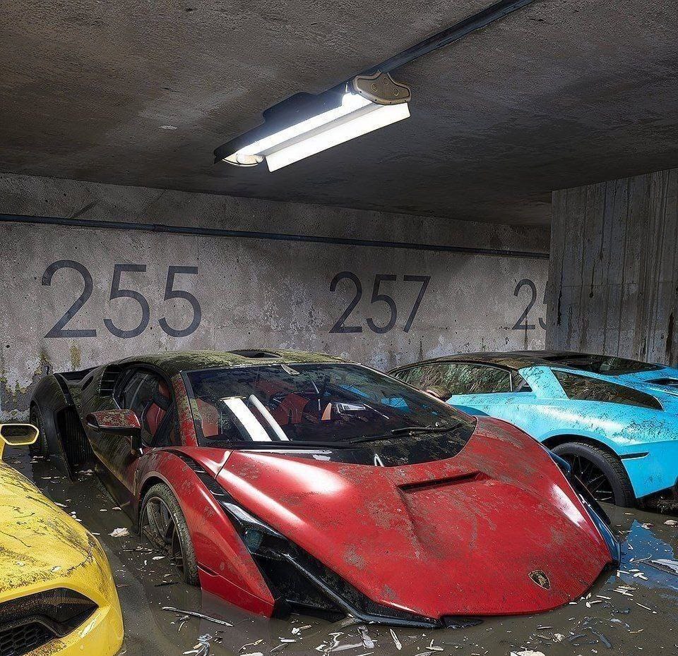 (تصاویر) ماشین‌های گران‌قیمت غرق در گل و لای سیل دبی!