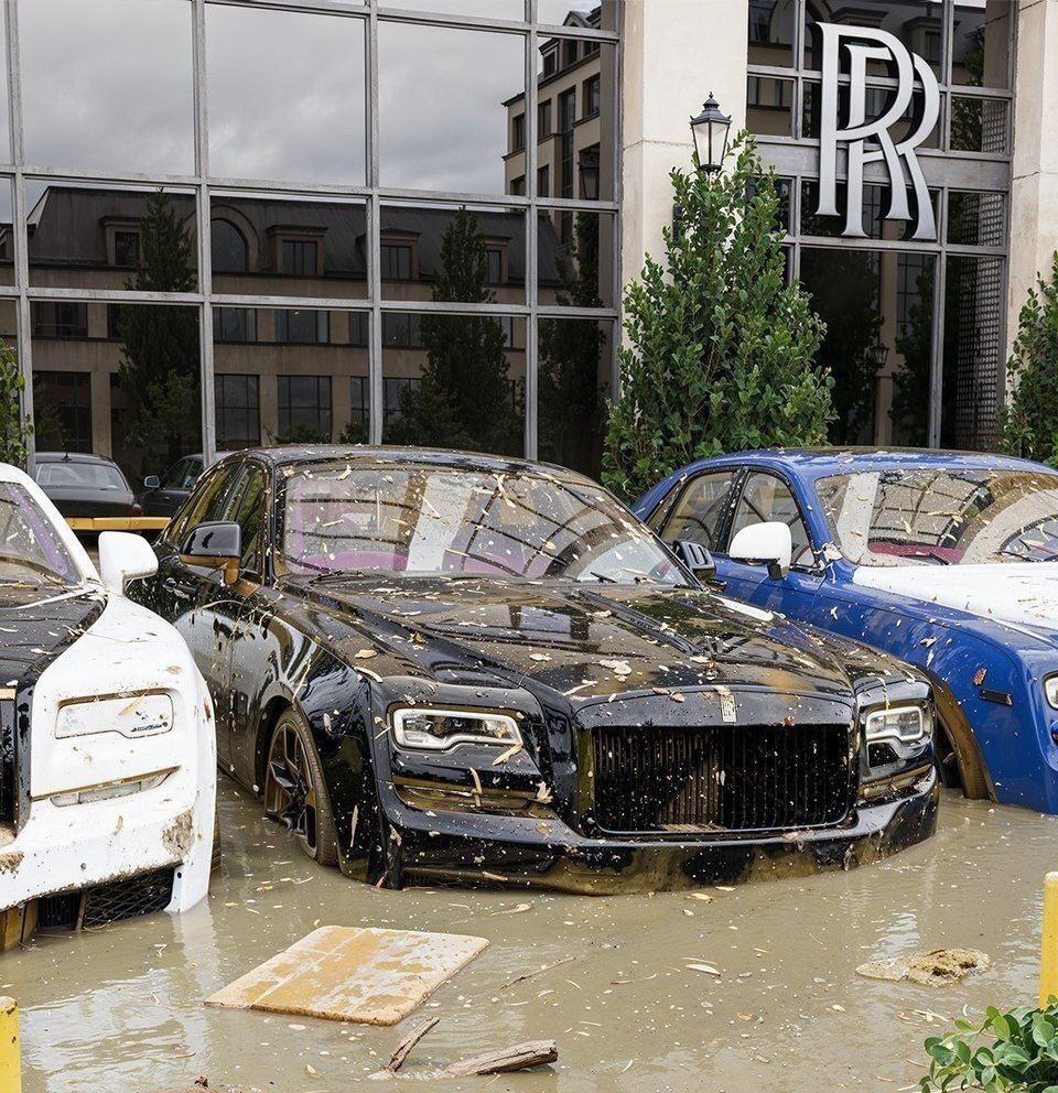 (تصاویر) ماشین‌های گران‌قیمت غرق در گل و لای سیل دبی!