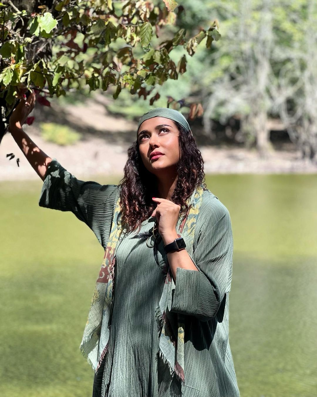 پریناز ایزدیار با لباس سبز در طبیعت