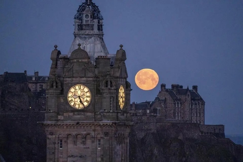 تصاویری زیبا و خیره‌کننده از «ماه صورتی» در سراسر جهان + تصاویر