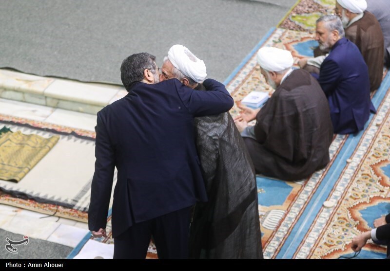 (عکس) روبوسی کاظم صدیقی و وزیر ارشاد در نماز جمعه