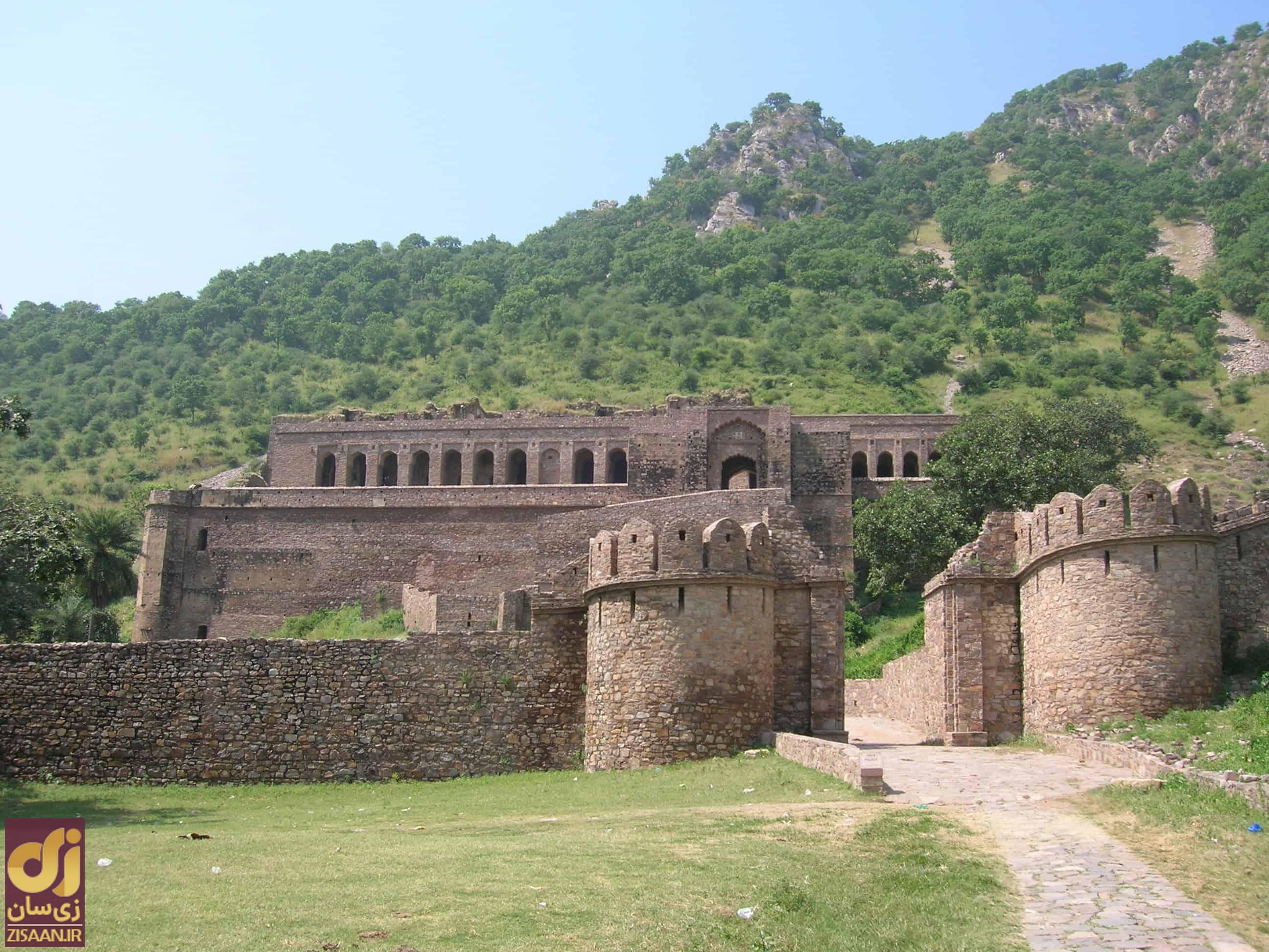 (تصاویر) ترسناک‌ترین جاذبه‌های گردشگری جهان؛ از قلعه اجنه تا جنگل خودکشی!