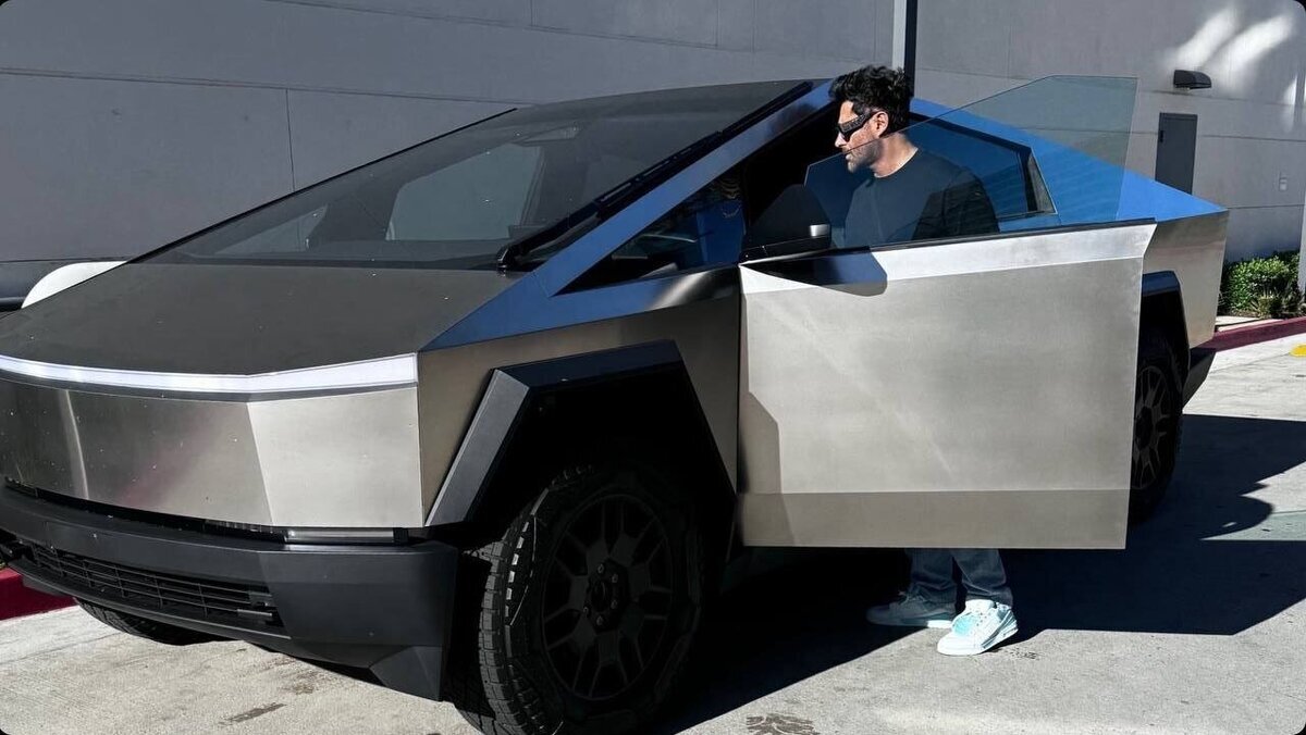 شوآف محمدرضا گلزار با خودروی تسلای جدیدش + عکس