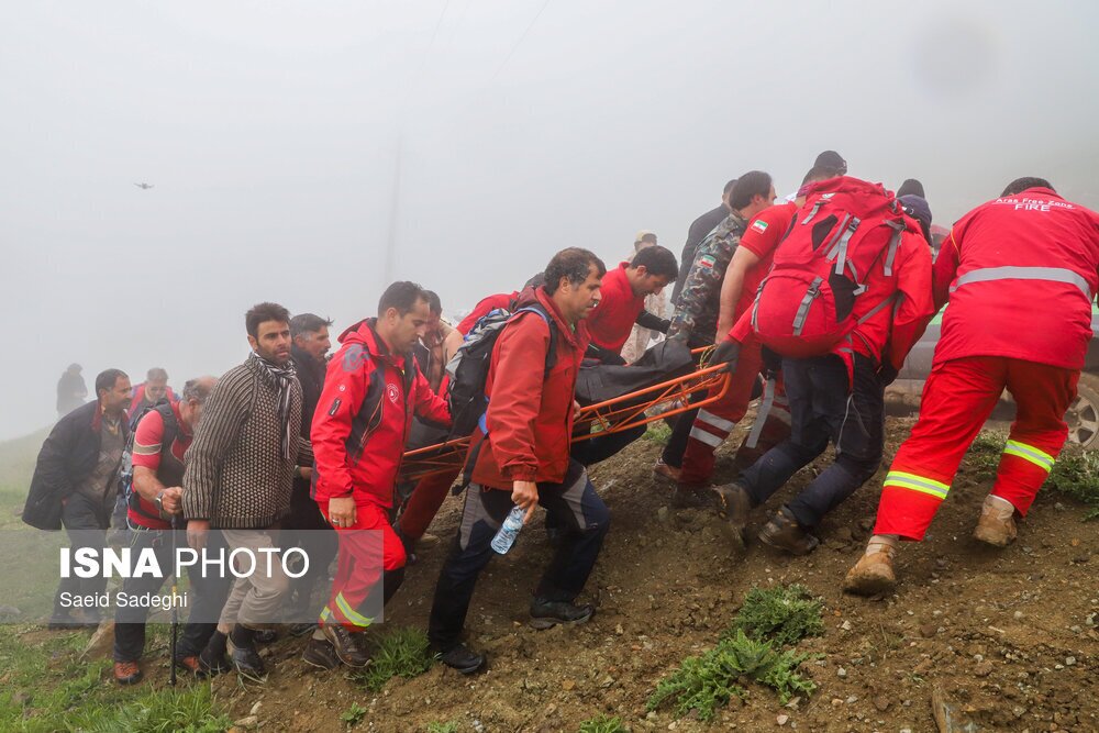 تصاویر | عکس‌هایی از پیدا شدن پیکر‌های شهدای حادثه بالگرد رئیس جمهور