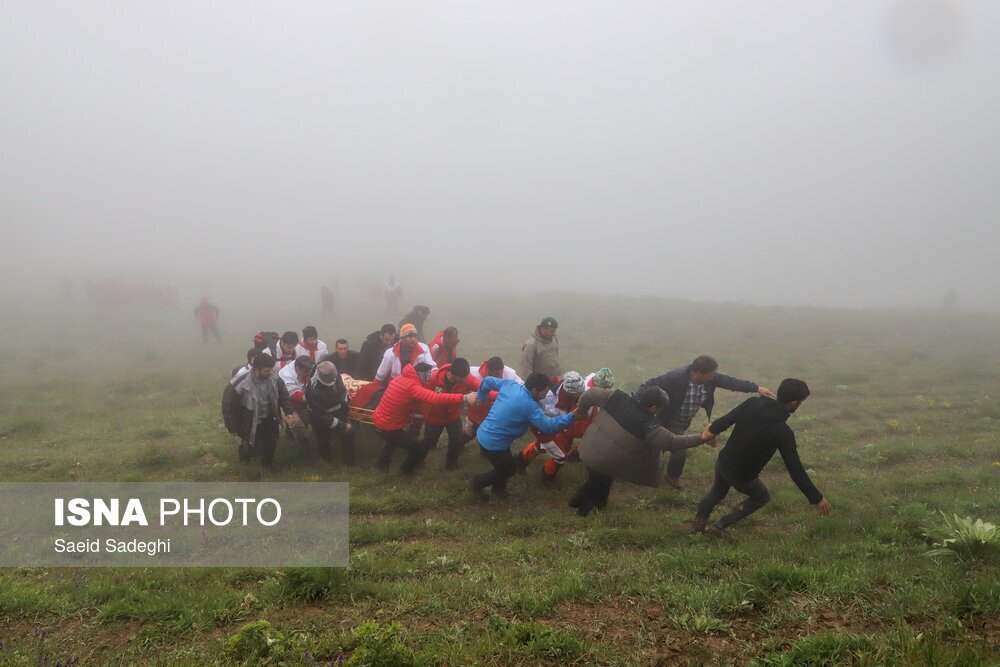 تصاویر | عکس‌هایی از پیدا شدن پیکر‌های شهدای حادثه بالگرد رئیس جمهور