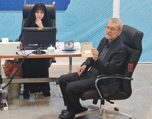 عکس | اولین تصاویر از حضور علی لاریجانی در ستاد انتخابات کشور