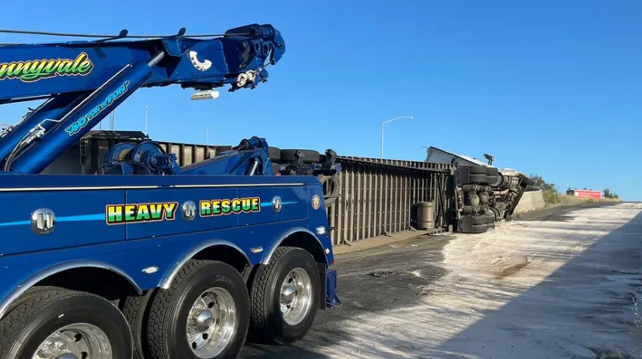 عکس| بار توت‌فرنگی موجب ترافیک در دو بزرگراه شد