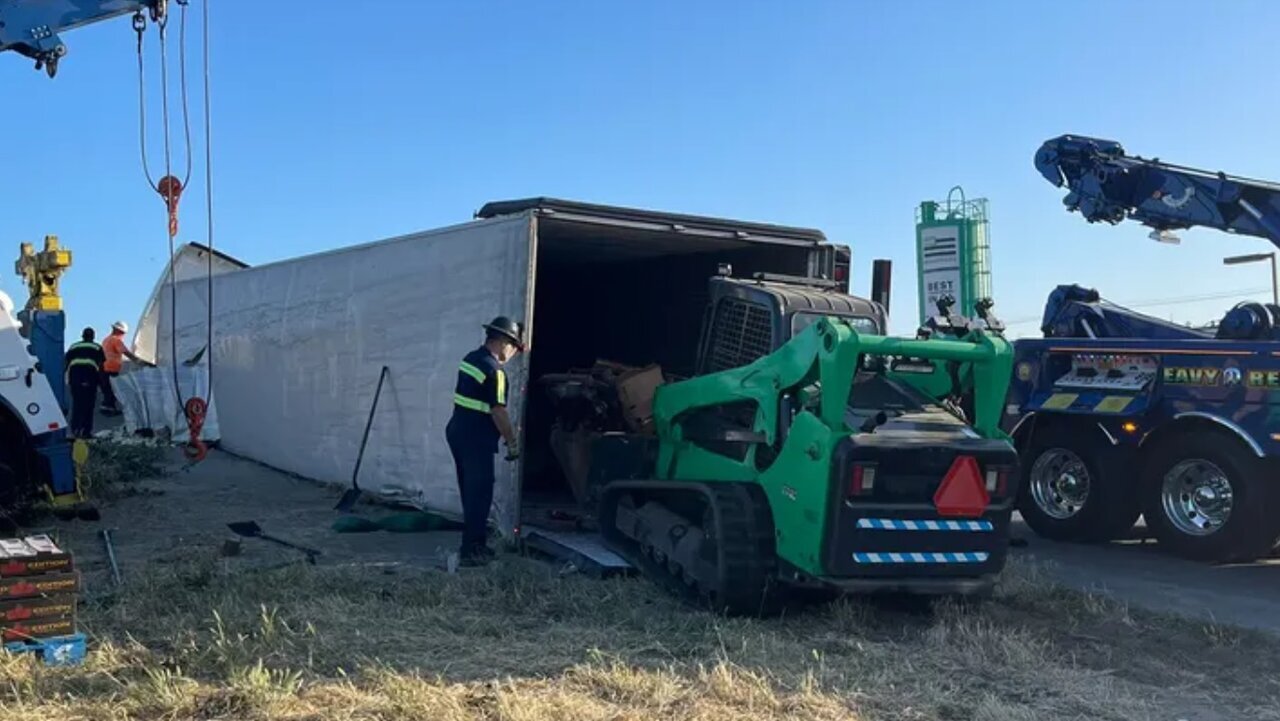عکس| بار توت‌فرنگی موجب ترافیک در دو بزرگراه شد
