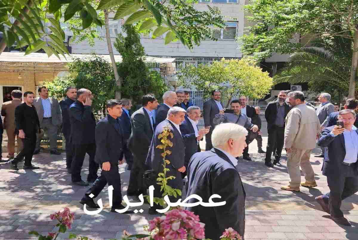 همراهان محمود احمدی‌نژاد در ستاد انتخابات چه کسانی بودند +عکس