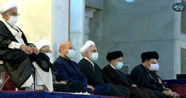 قاب عکس شهید رئیسی در بین سران نظام قرار گرفت