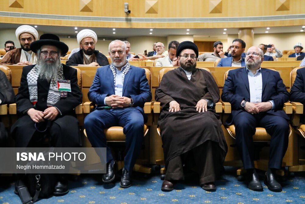 عکس | تصویری جدید از خانواده شهید امیرعبداللهیان در یک مراسم