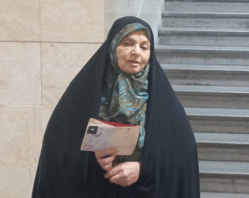 (عکس) تصاویری از چهارمین زن حاضر شده در ستاد انتخابات