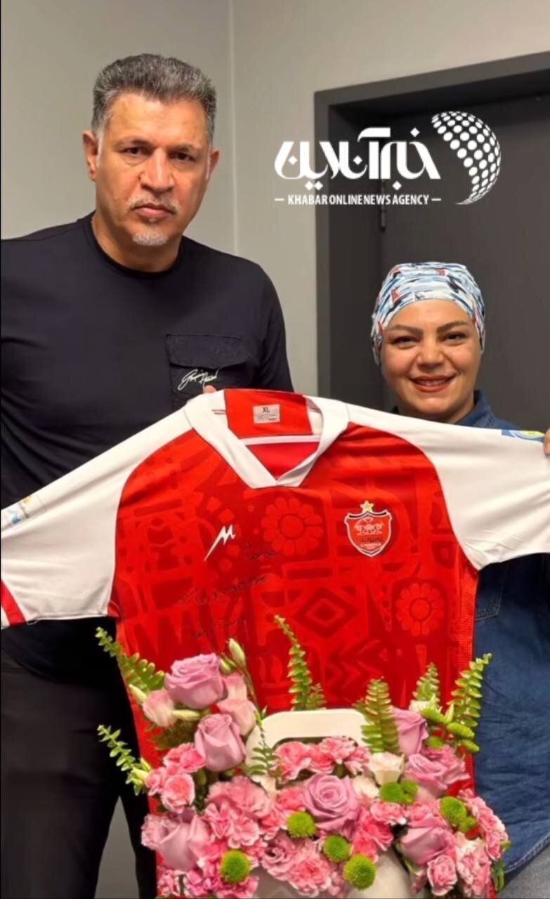 تصاویر | هدیه ویژه علی دایی به یک زن پرسپولیسی تصاویر | هدیه ویژه علی دایی به یک زن پرسپولیسی