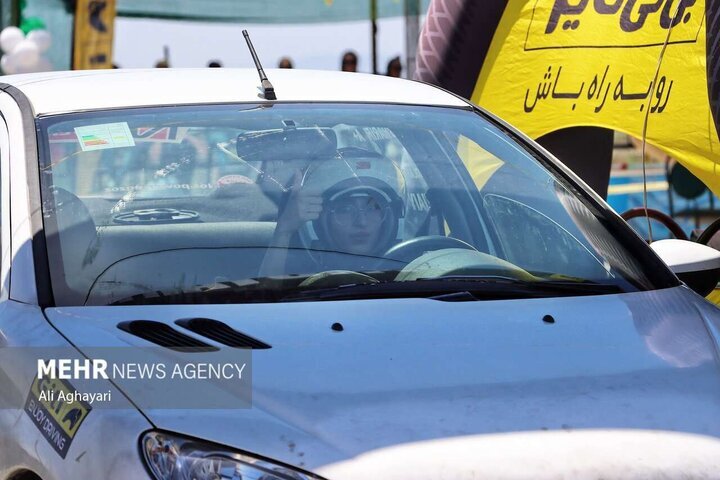 قاب جالب از رانندگی دو دختر در مسابقه اتومبیلرانی