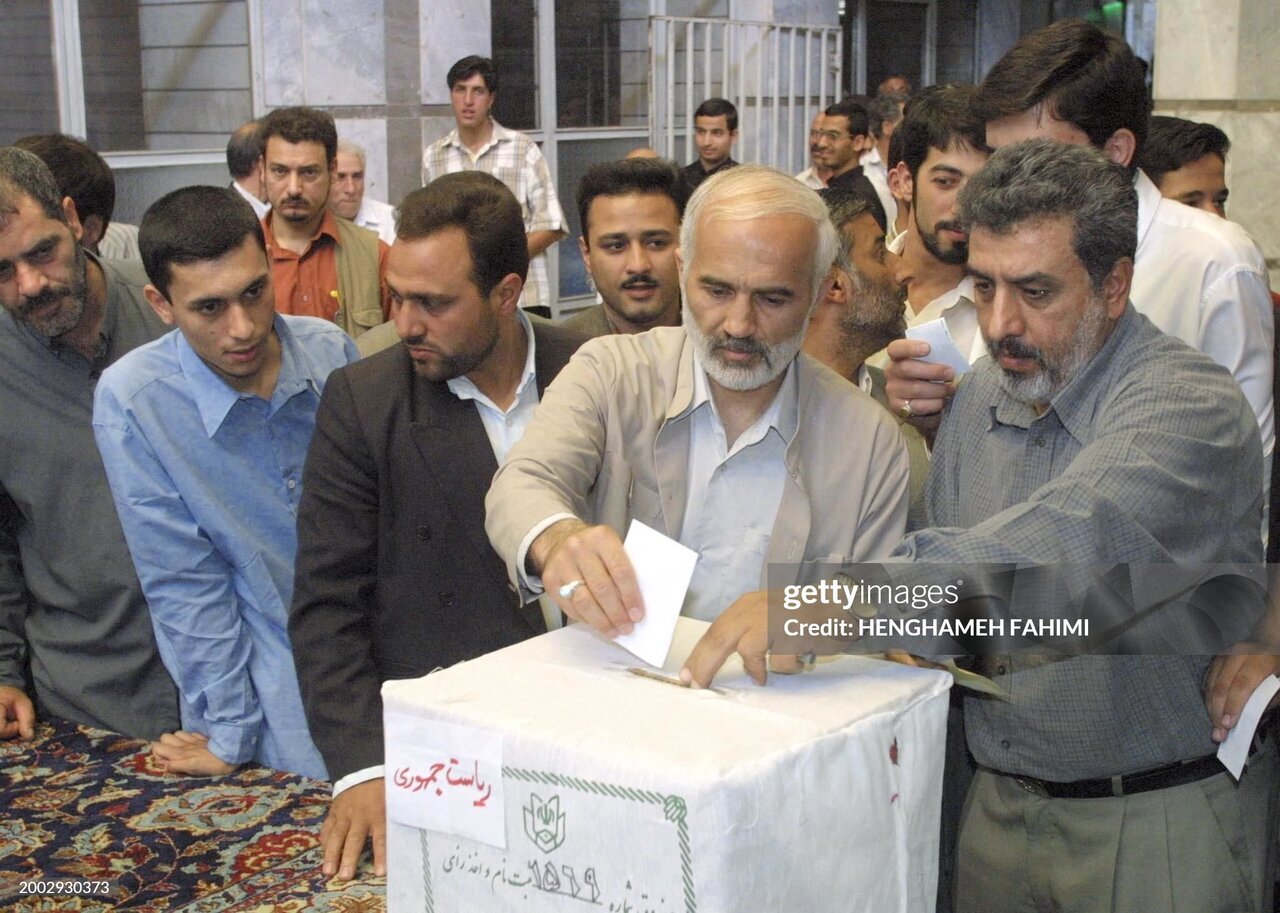 عکس| تصاویر کمتر دیده شده از پیروزی سیدمحمد خاتمی در انتخابات
