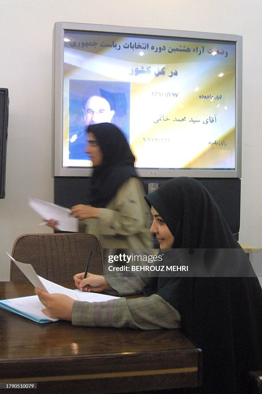 عکس| تصاویر کمتر دیده شده از پیروزی سیدمحمد خاتمی در انتخابات