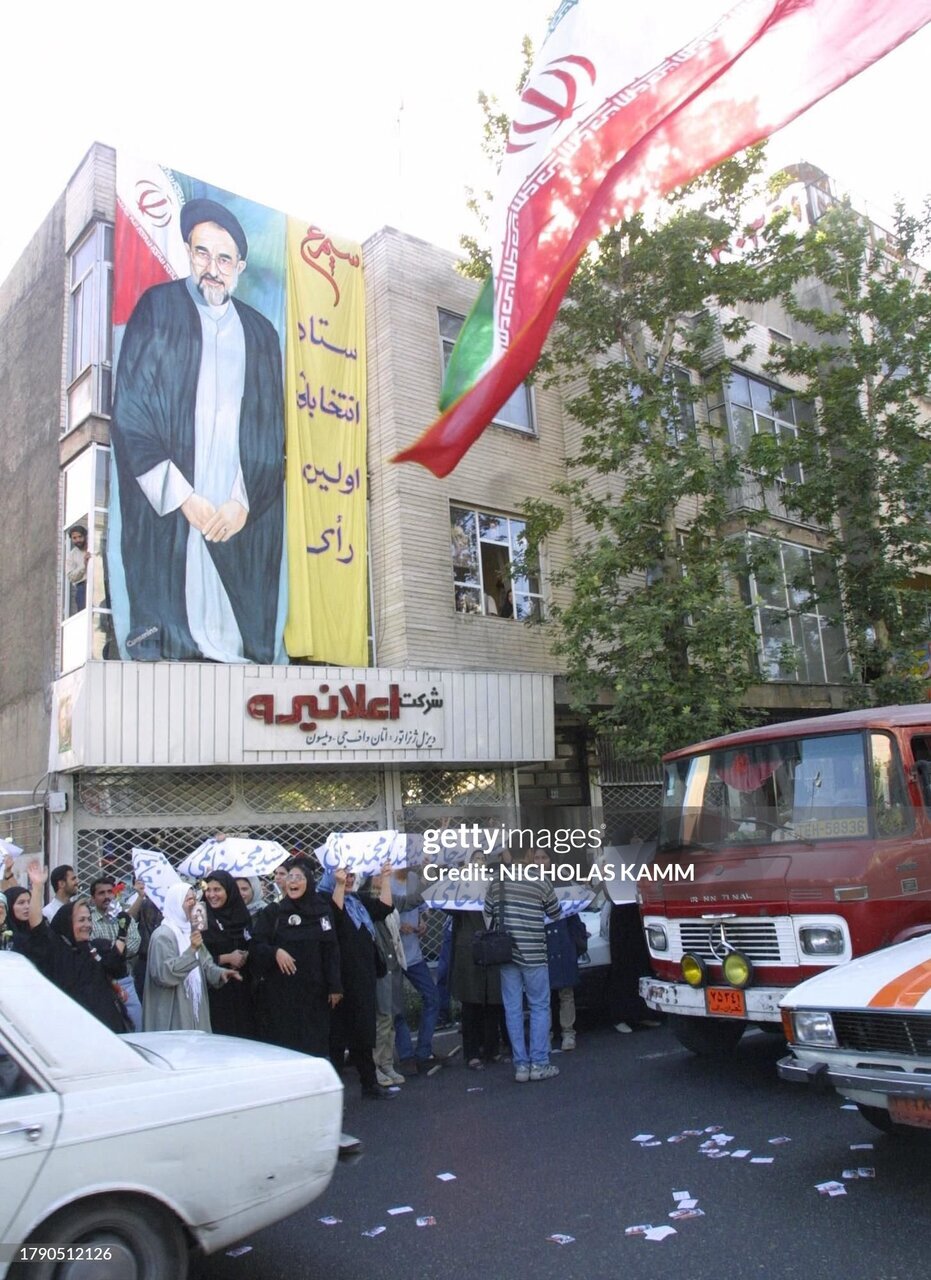 عکس| تصاویر کمتر دیده شده از پیروزی سیدمحمد خاتمی در انتخابات