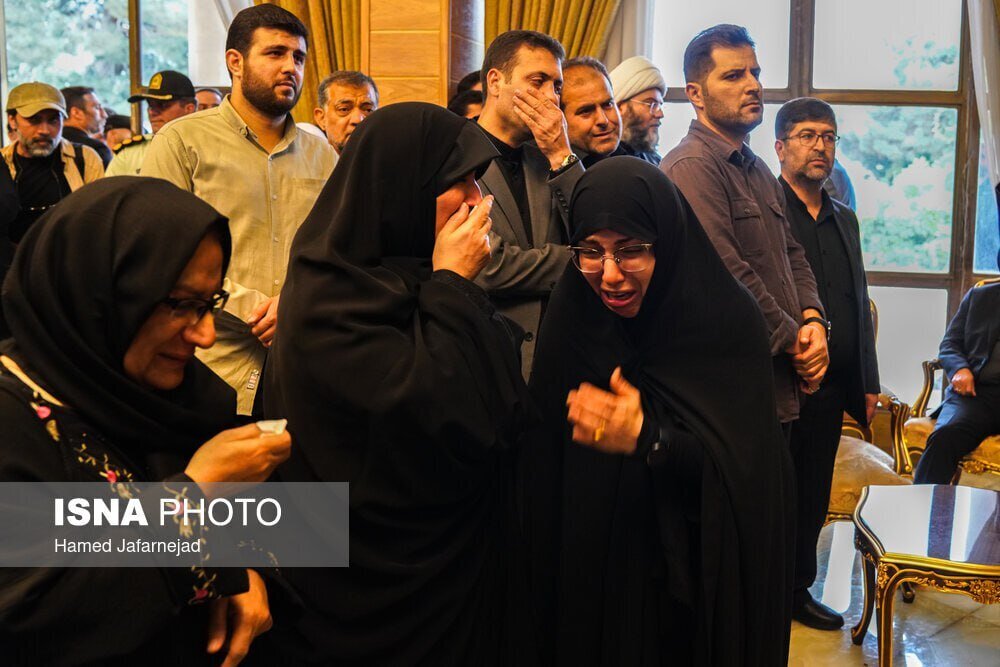 عکس | گریه‌های سوزناک جمیله علم الهدی در فرودگاه مهرآباد