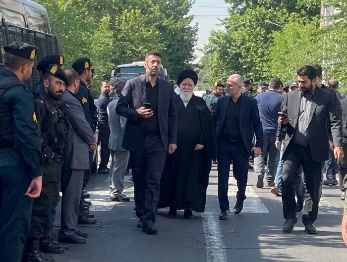 تصویرِ چهره حزن‌آلود علم‌الهدی در سوگ دامادش