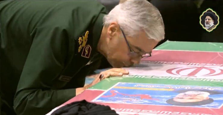 عکس| تصویری از بوسه فرمانده بلندپایه نظامی بر تابوت رئیسی