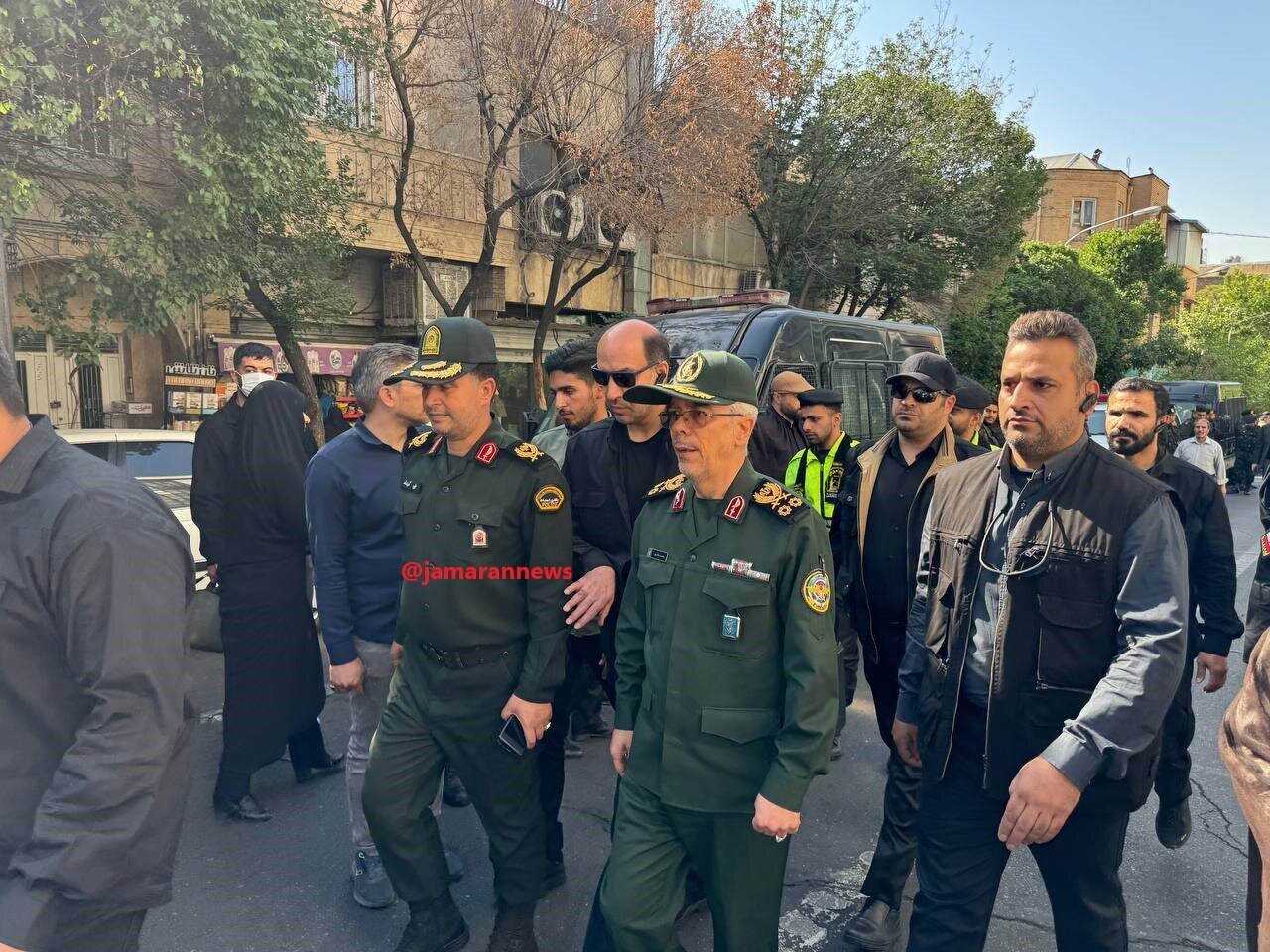 عکس| تصویری از بوسه فرمانده بلندپایه نظامی بر تابوت رئیسی