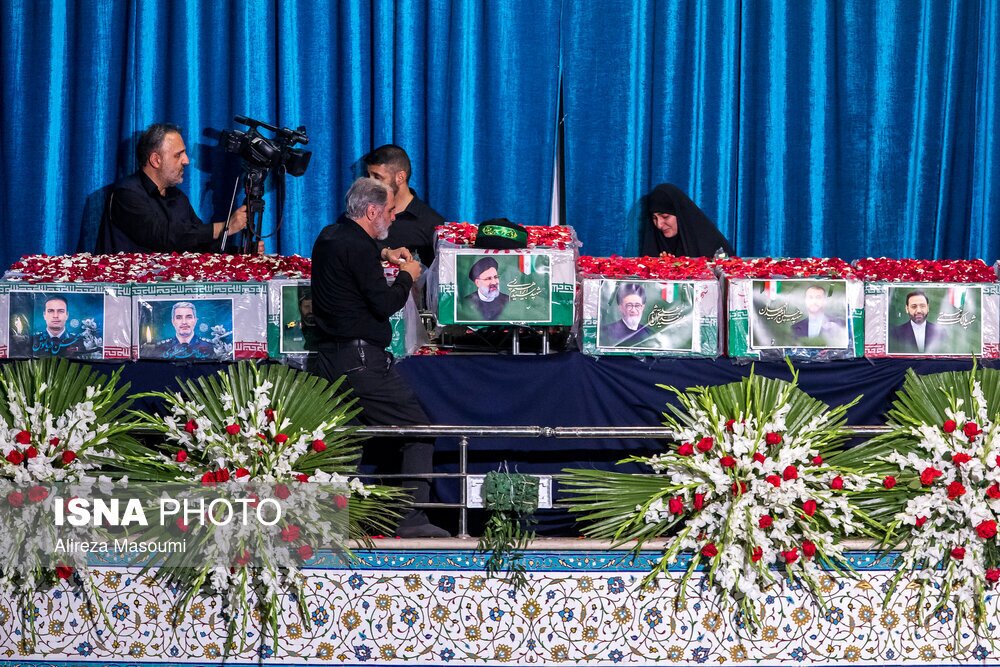 عکسی از دختر سردار سلیمانی بر سر تابوت ابراهیم رئیسی و همراهانش