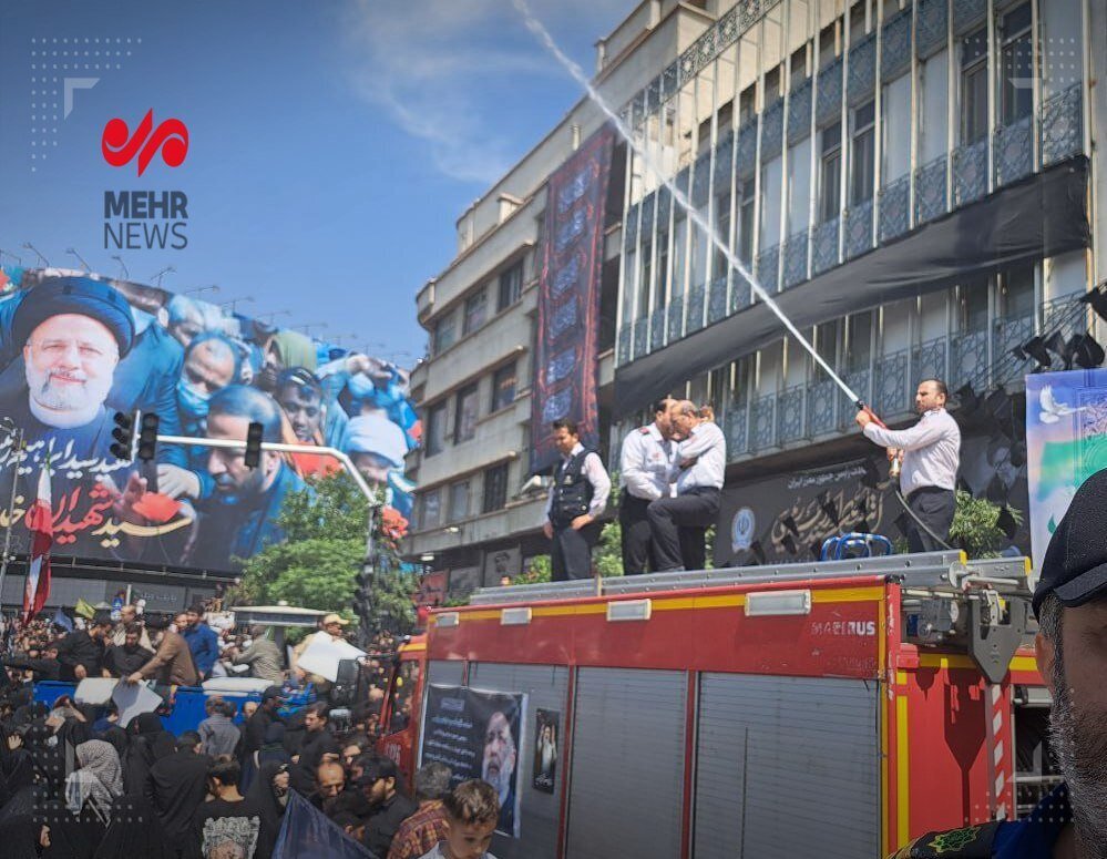 عکس | دلیل حضور خودرو‌های آپ‌پاش در مراسم تشییع شهدای خدمت چه بود؟