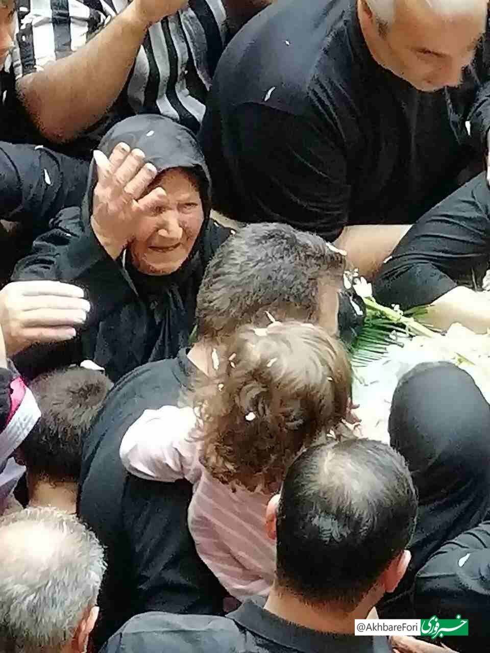 عکس | بی‌تابی‌های مادر خلبان بهروز قدیمی جلوی تابوت فرزندش