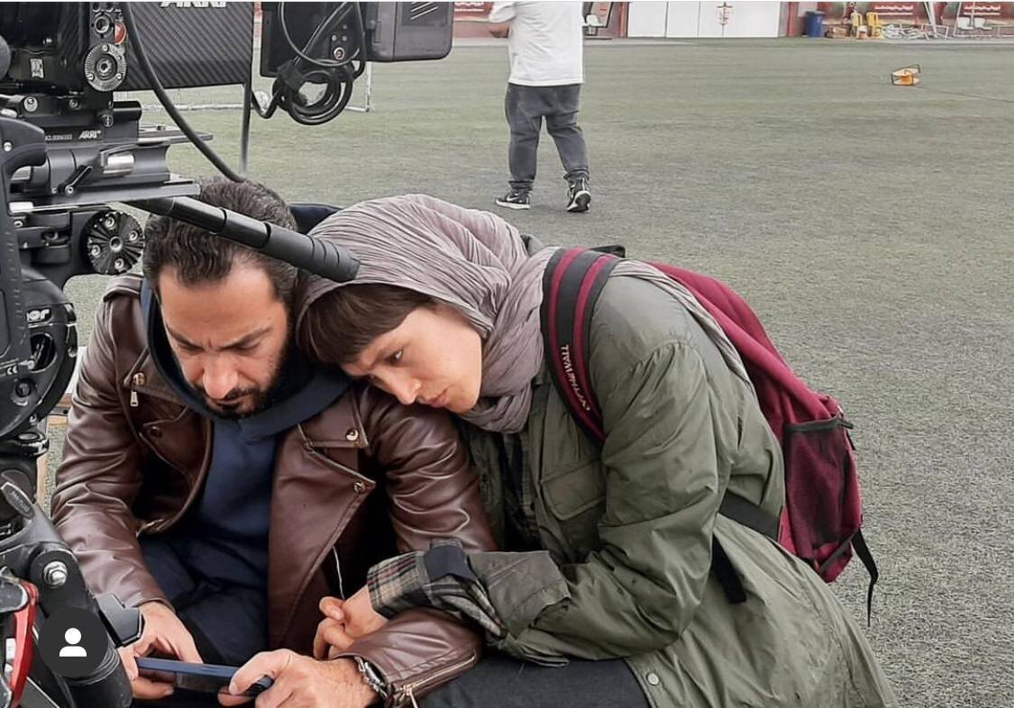 عکس | ژست عاشقانه بازیگر زن در پشت صحنه