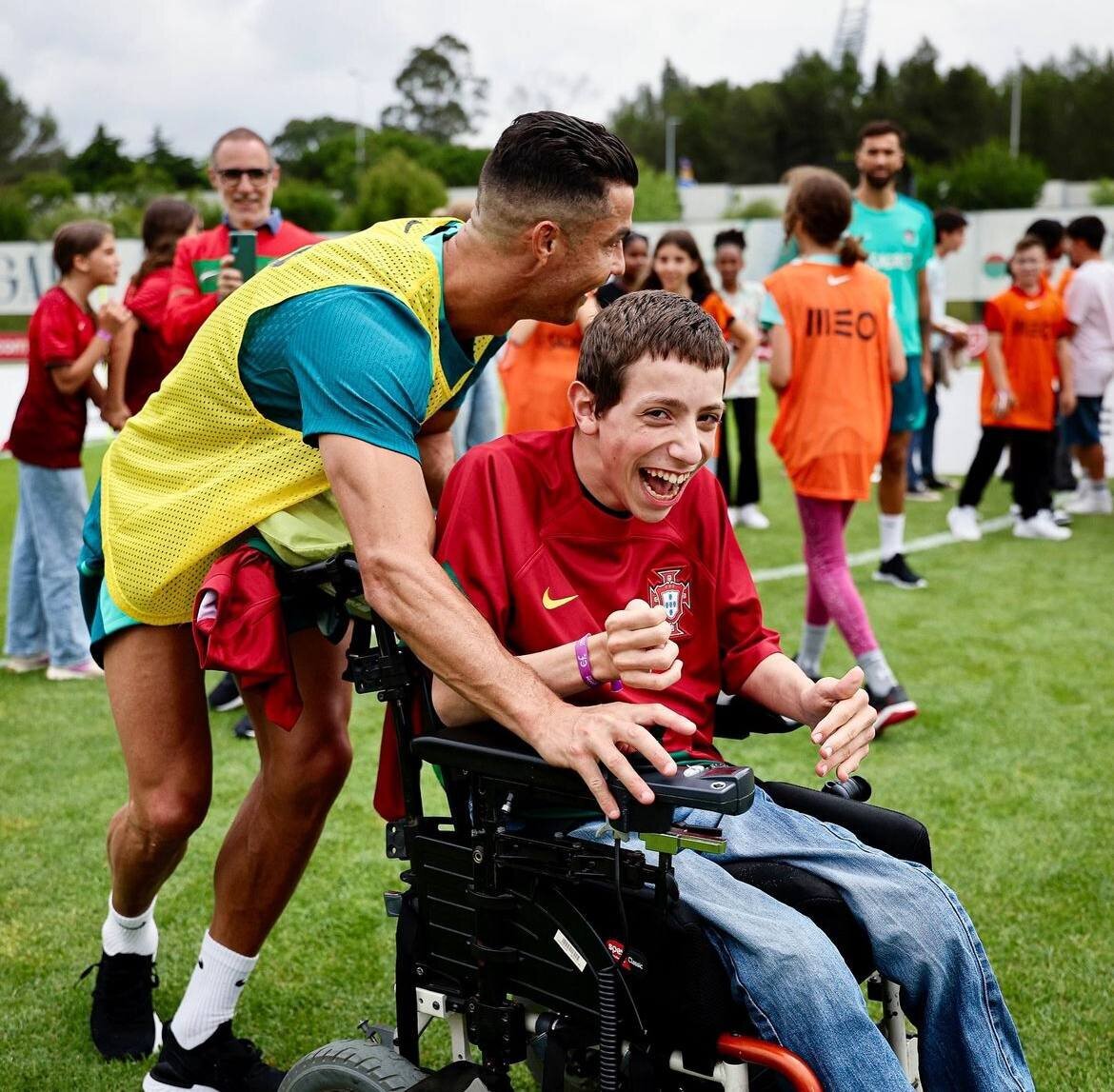 (عکس) برخورد رونالدو با یک هوادار معلول رسانه‌های جهان را به خود جلب کرد