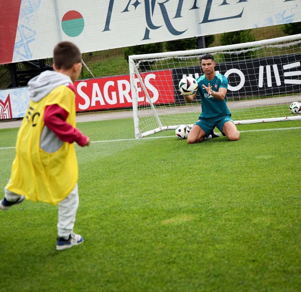 (عکس) برخورد رونالدو با یک هوادار معلول رسانه‌های جهان را به خود جلب کرد