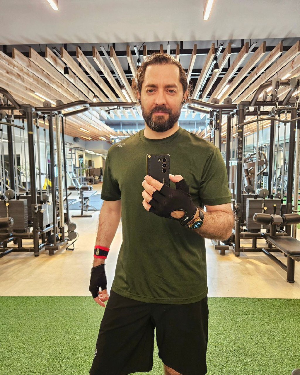 عکس | استایل جدید بهرام رادان با شلوارک