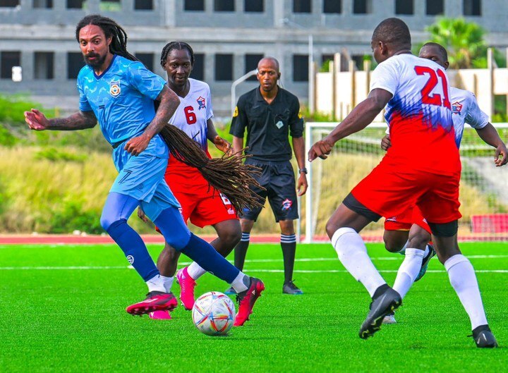 عجیبترین فوتبالیست دنیا: شیر غران با یال و کوپال عجیبترین فوتبالیست دنیا: شیر غران با یال و کوپال